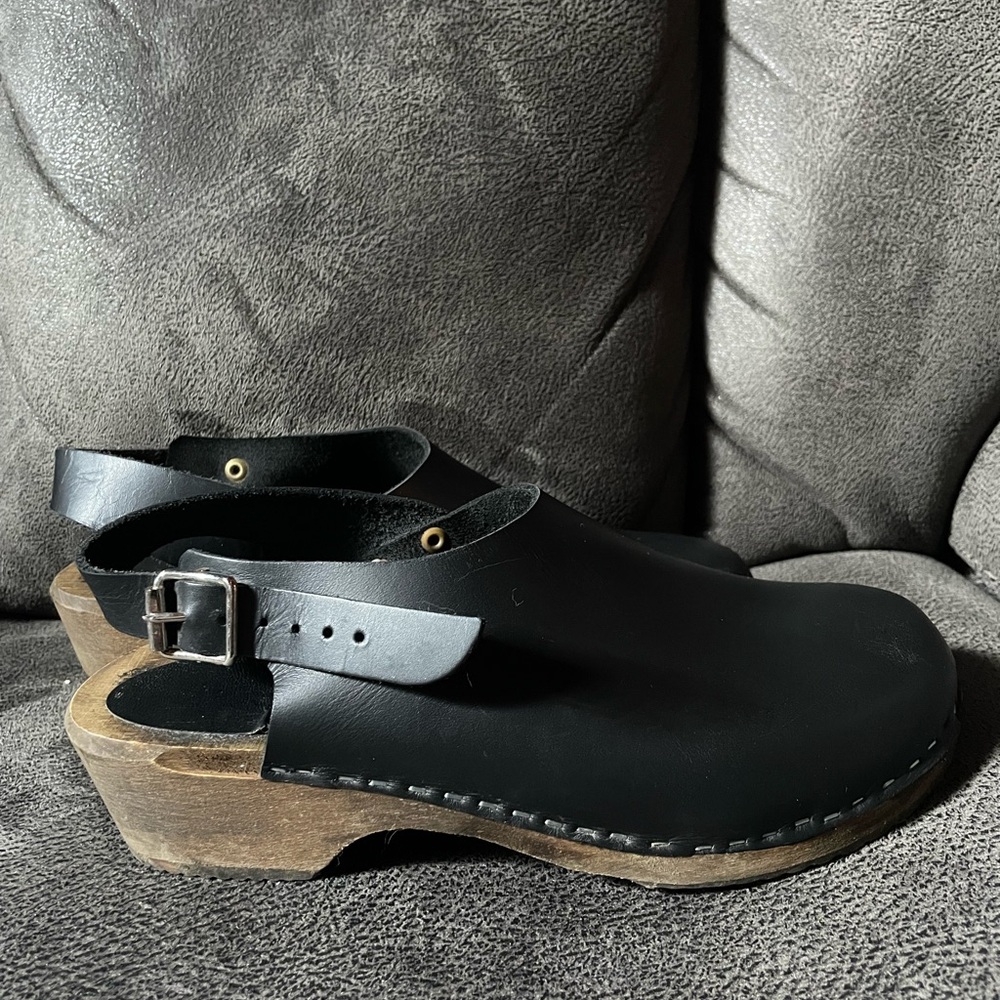 Lotta black leather low heel clog 8/39